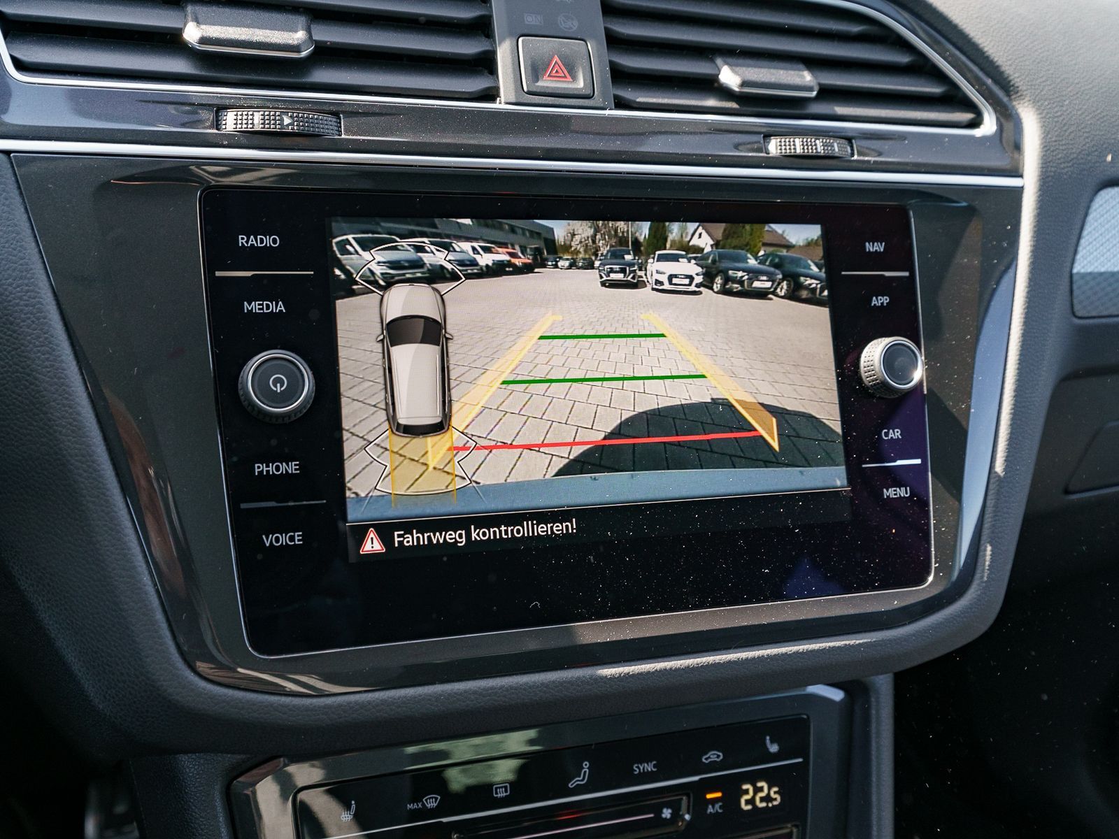 Fahrzeugabbildung Volkswagen Tiguan Life 1.5TSI DSG LED Navi RFK SHZ ACC
