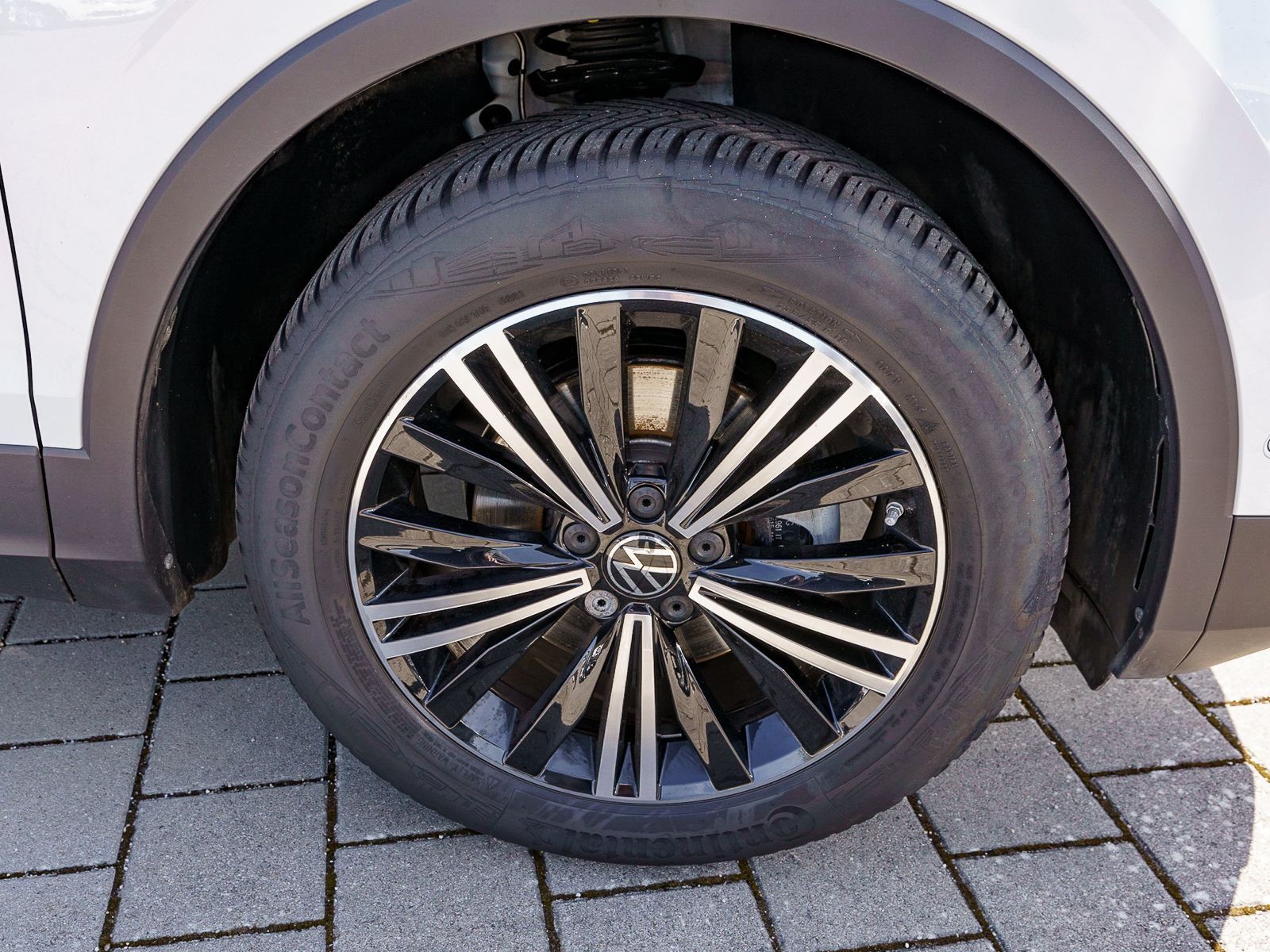 Fahrzeugabbildung Volkswagen Tiguan Life 1.5TSI DSG LED Navi RFK SHZ ACC