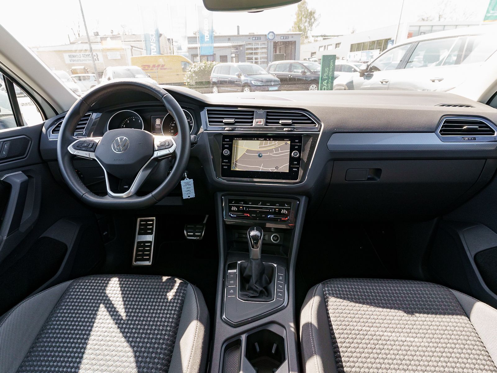Fahrzeugabbildung Volkswagen Tiguan Life 1.5TSI DSG LED Navi RFK SHZ ACC