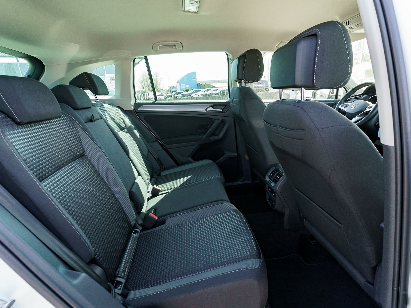 Fahrzeugabbildung Volkswagen Tiguan Life 1.5TSI DSG LED Navi RFK SHZ ACC