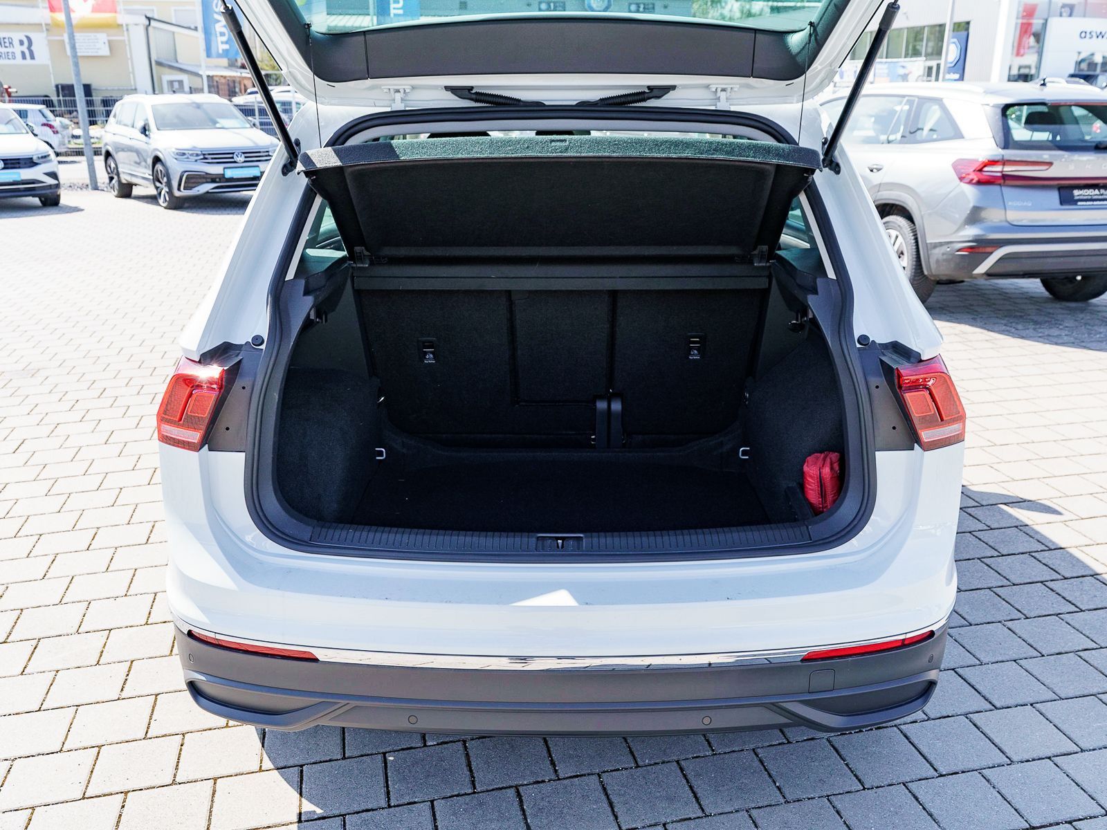 Fahrzeugabbildung Volkswagen Tiguan Life 1.5TSI DSG LED Navi RFK SHZ ACC