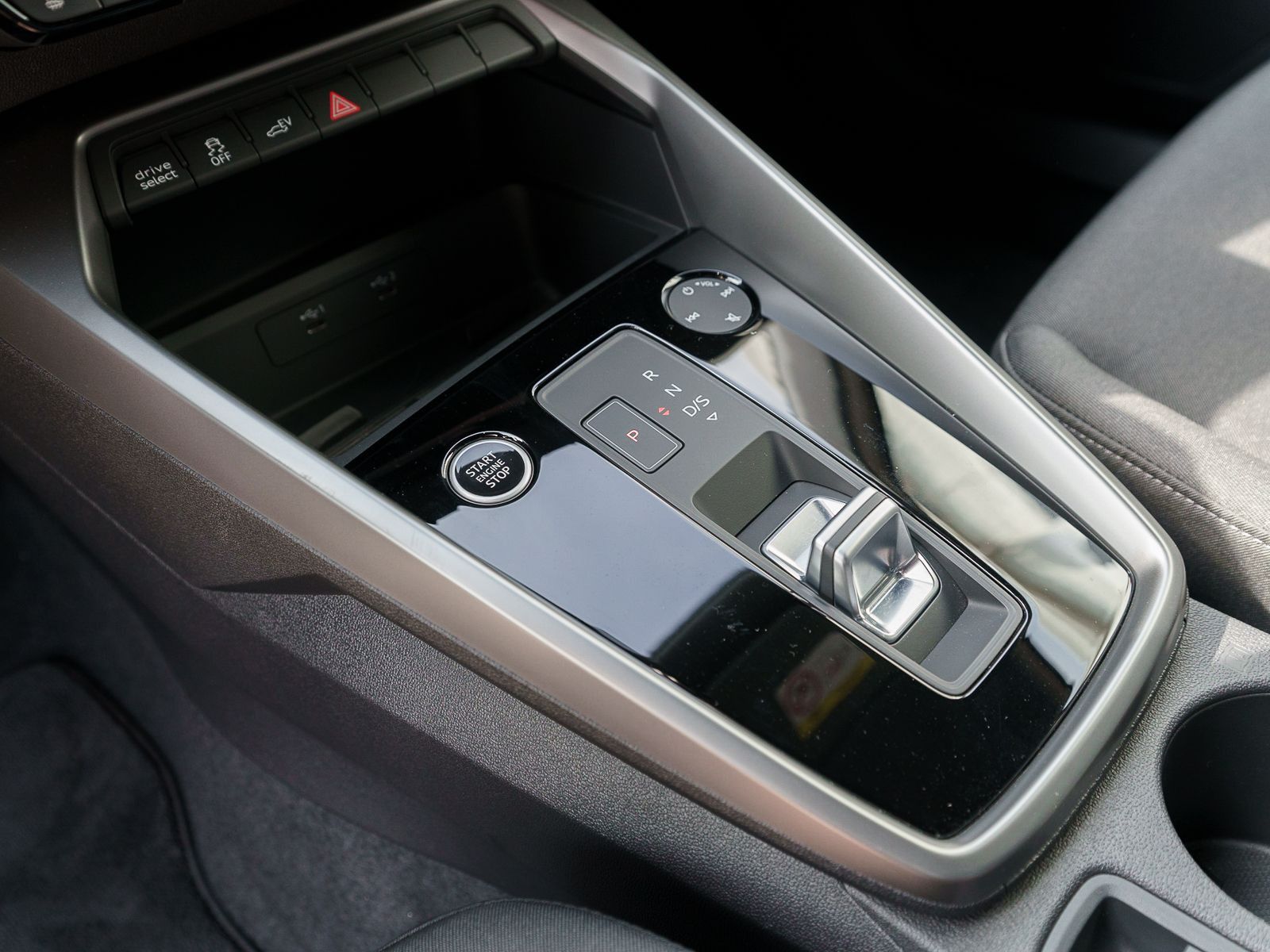 Fahrzeugabbildung Audi A3 Sportback 40TFSI e Stronic LED Navi PDC AHK