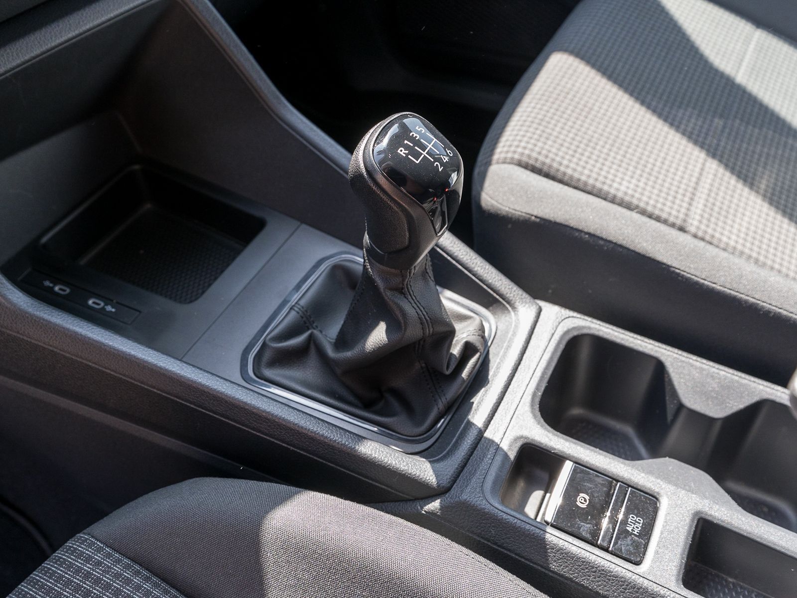 Fahrzeugabbildung Volkswagen Caddy Cargo 1.5TSI NAVI Sitzheizung PDC v/h DAB+