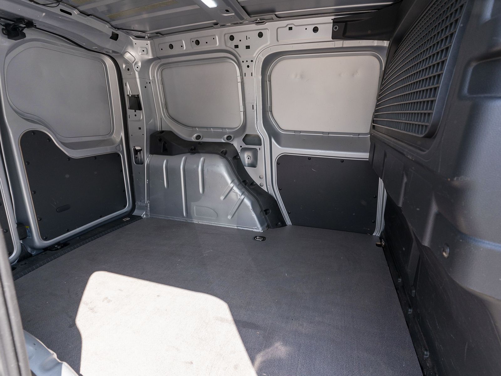 Fahrzeugabbildung Volkswagen Caddy Cargo 1.5TSI NAVI Sitzheizung PDC v/h DAB+