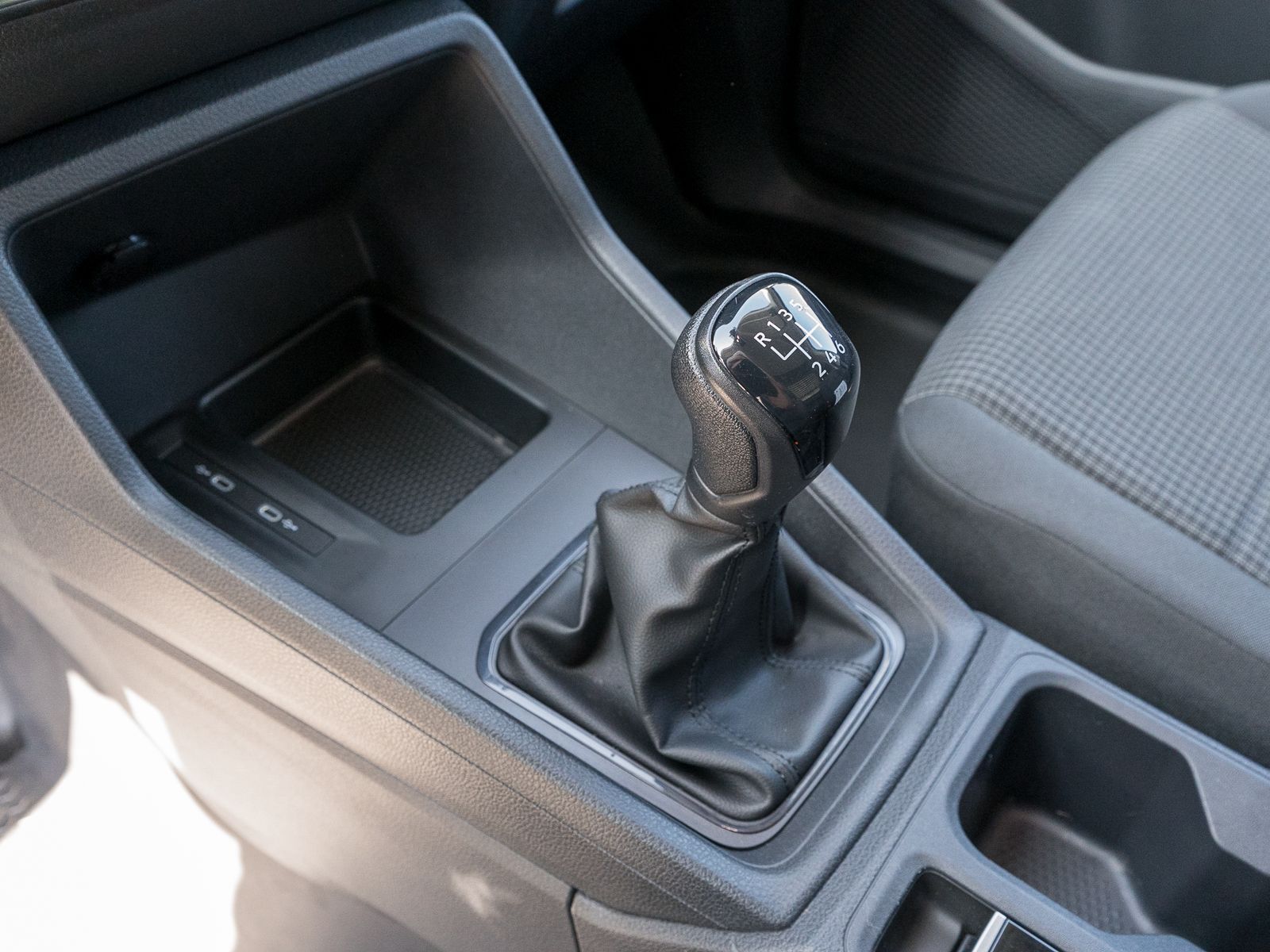 Fahrzeugabbildung Volkswagen Caddy Cargo 1.5 TSI PDC vo/hi Climatronic DAB+