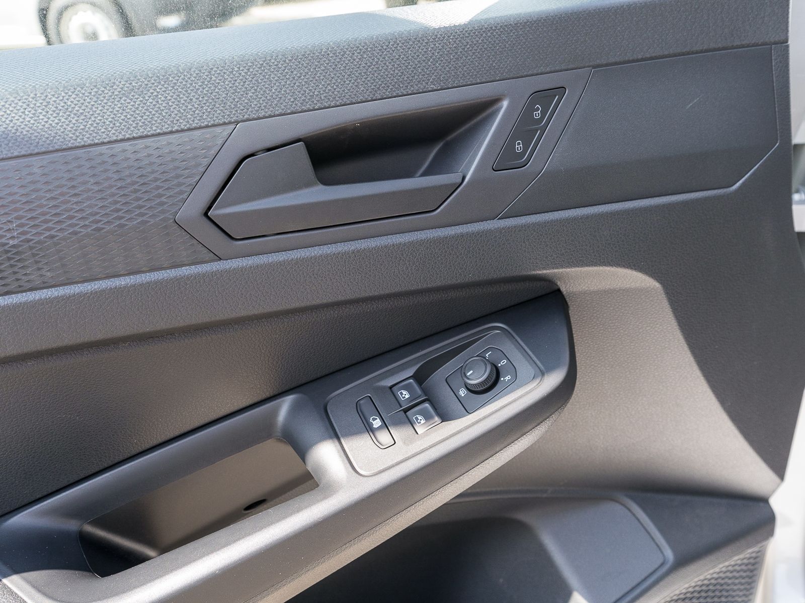 Fahrzeugabbildung Volkswagen Caddy Cargo 1.5 TSI PDC vo/hi Climatronic DAB+