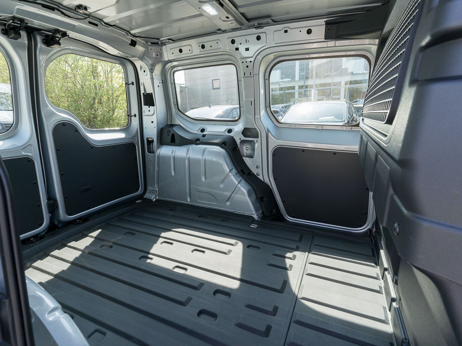 Fahrzeugabbildung Volkswagen Caddy Cargo 1.5 TSI PDC vo/hi Climatronic DAB+