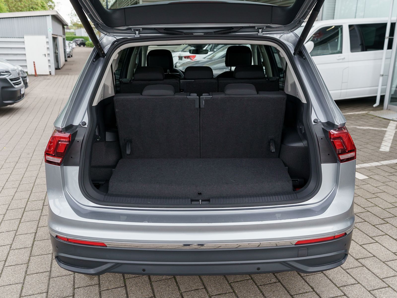 Fahrzeugabbildung Volkswagen Tiguan Allspace Life 2,0TDI DSG NAVI AHK 7Sitzer
