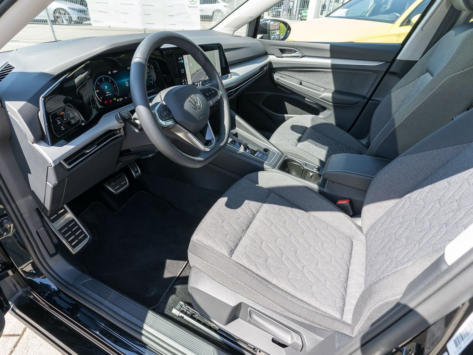Fahrzeugabbildung Volkswagen Golf Move 2.0 TDI DSG LED Navi RFK Pano HUD AHK
