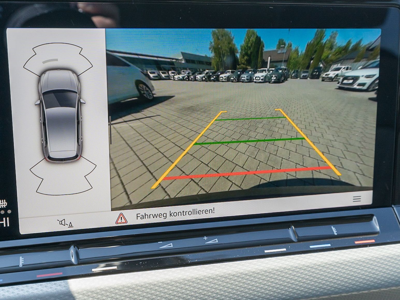 Fahrzeugabbildung Volkswagen Golf Move 2.0 TDI DSG LED Navi RFK Pano HUD AHK