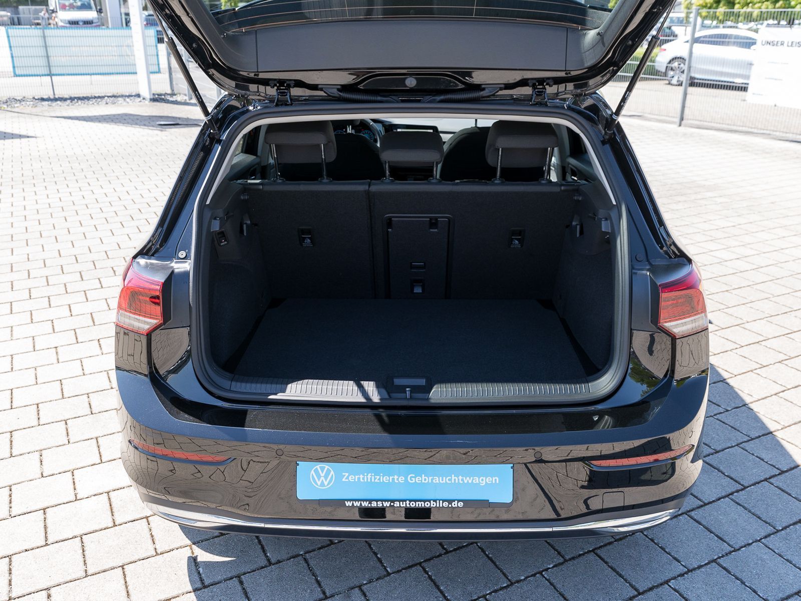 Fahrzeugabbildung Volkswagen Golf Move 2.0 TDI DSG LED Navi RFK Pano HUD AHK
