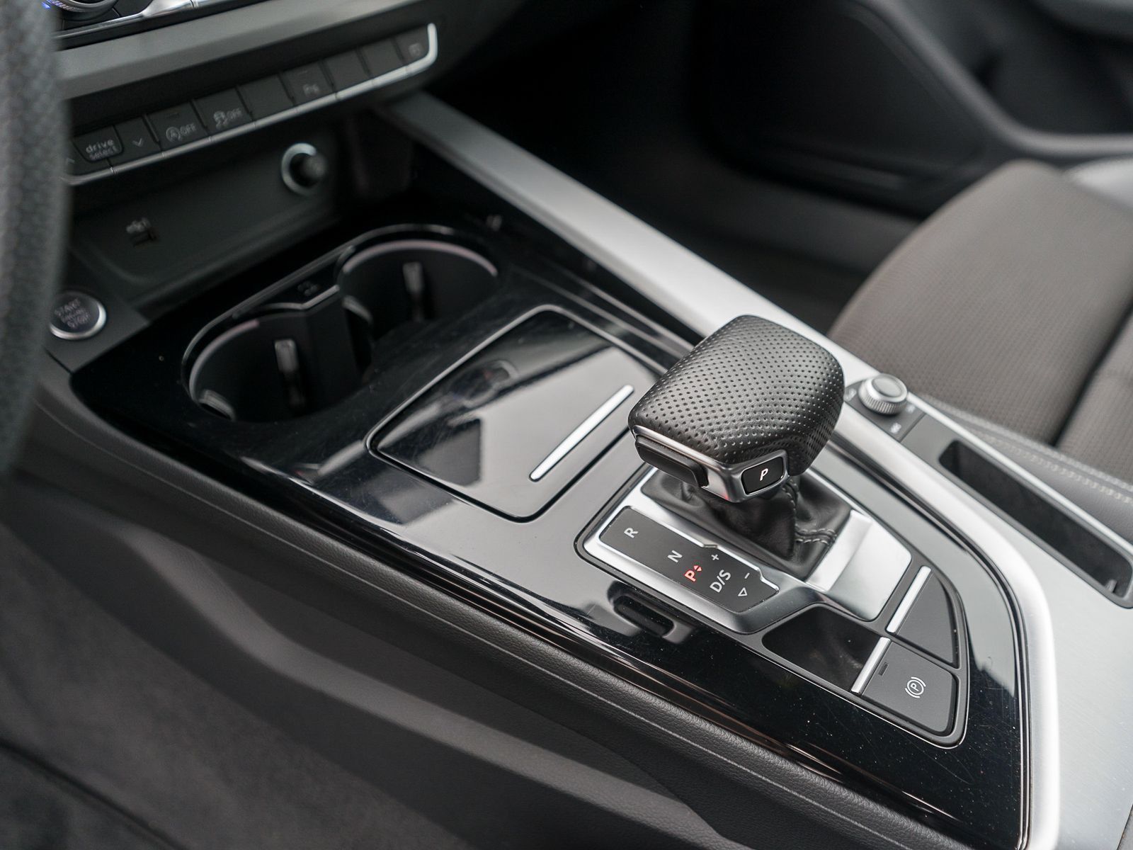 Fahrzeugabbildung Audi A4 Avant S line 40TDI Stronic LED Navi ACC AHK