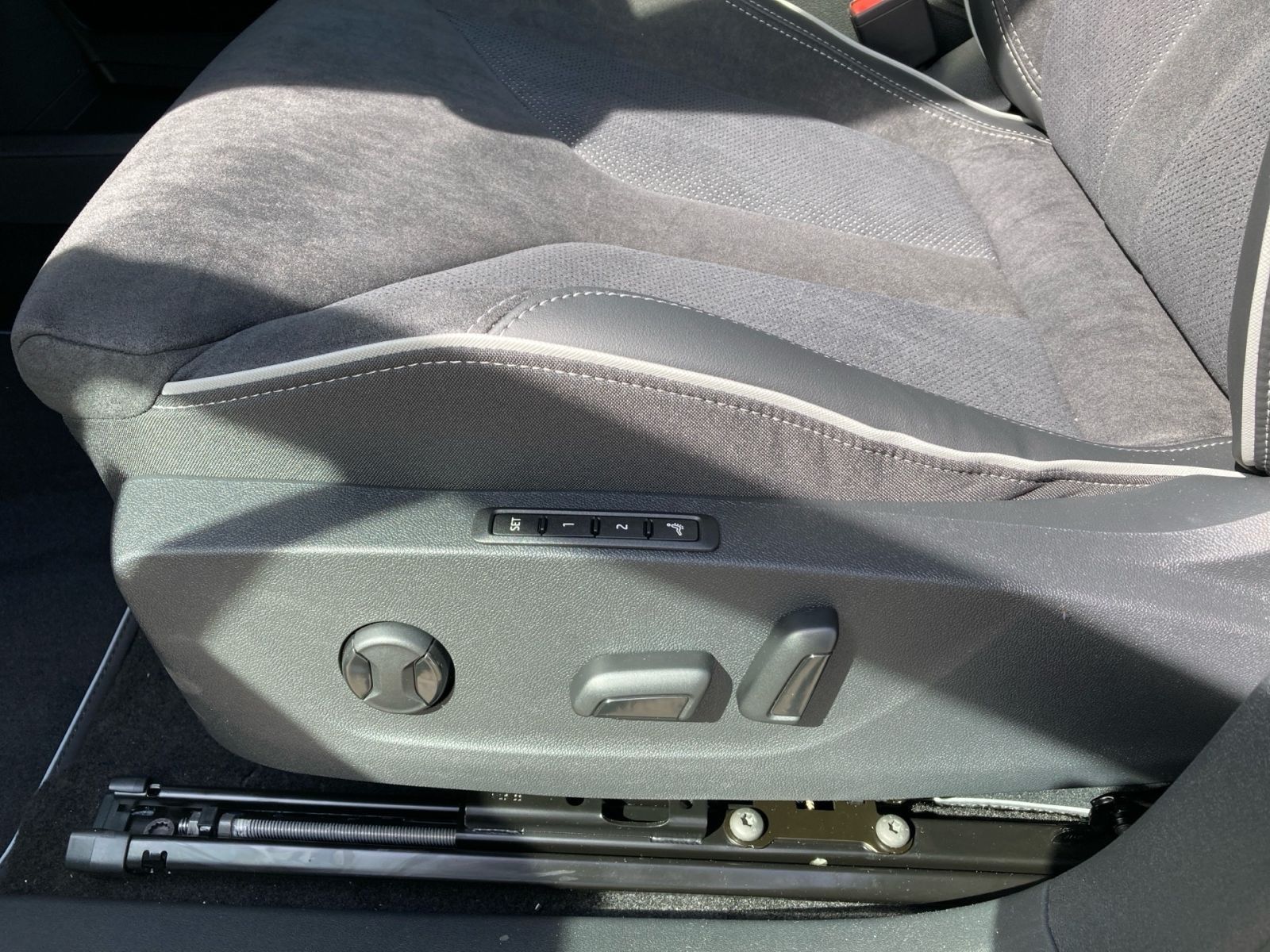 Fahrzeugabbildung SKODA Enyaq Coupe 85 Sportline 285PS 360° ACC SHZ AHK