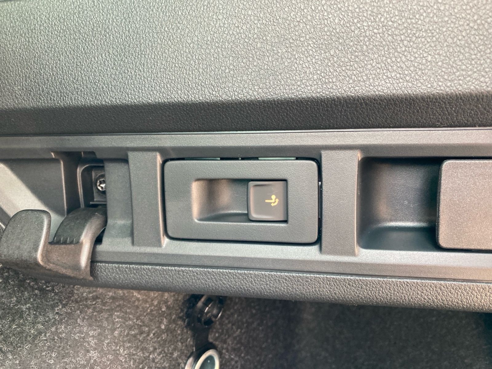Fahrzeugabbildung SKODA Octavia Combi Selection 2,0TSI 204PS DSG 4x4 AHK