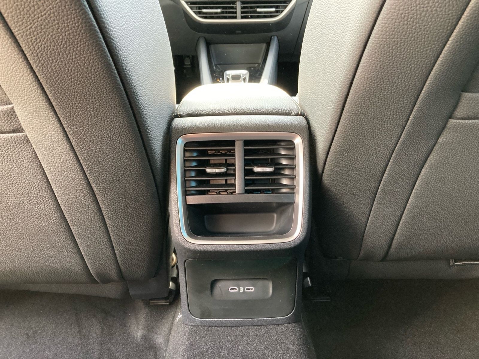 Fahrzeugabbildung SKODA Octavia Combi Selection 2,0TSI 204PS DSG 4x4 AHK