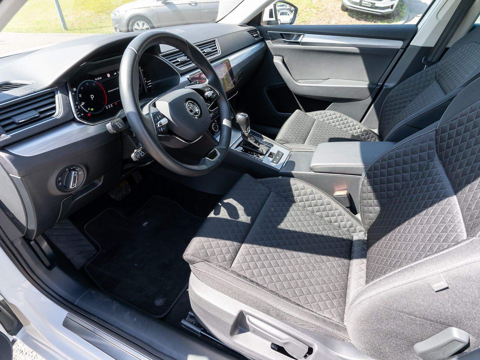Fahrzeugabbildung SKODA Superb Combi Ambition 2,0TDI DSG LED NAVI VC AHK