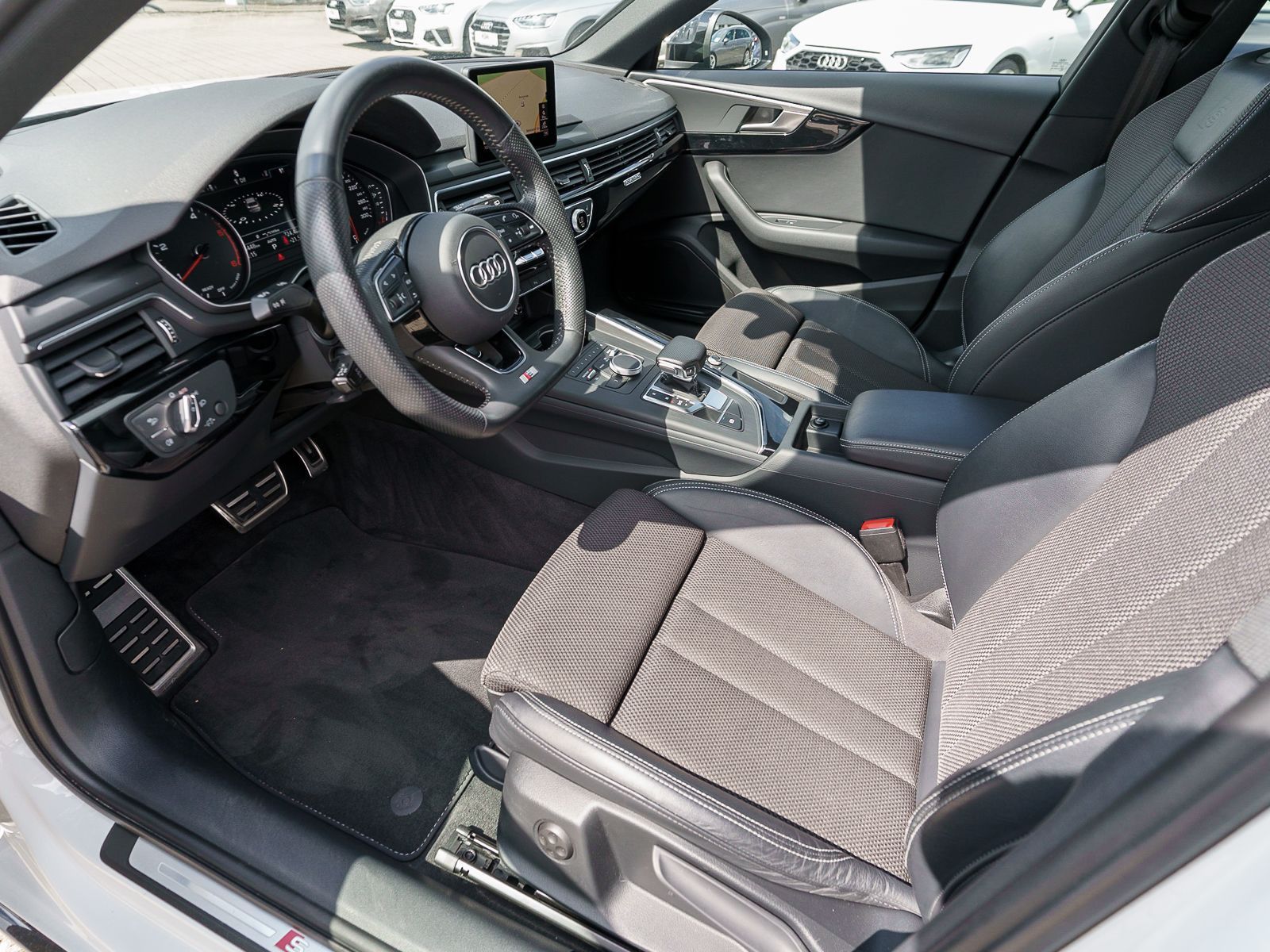 Fahrzeugabbildung Audi A4 Avant S line 2.0TDI quattro Stronic LED Navi