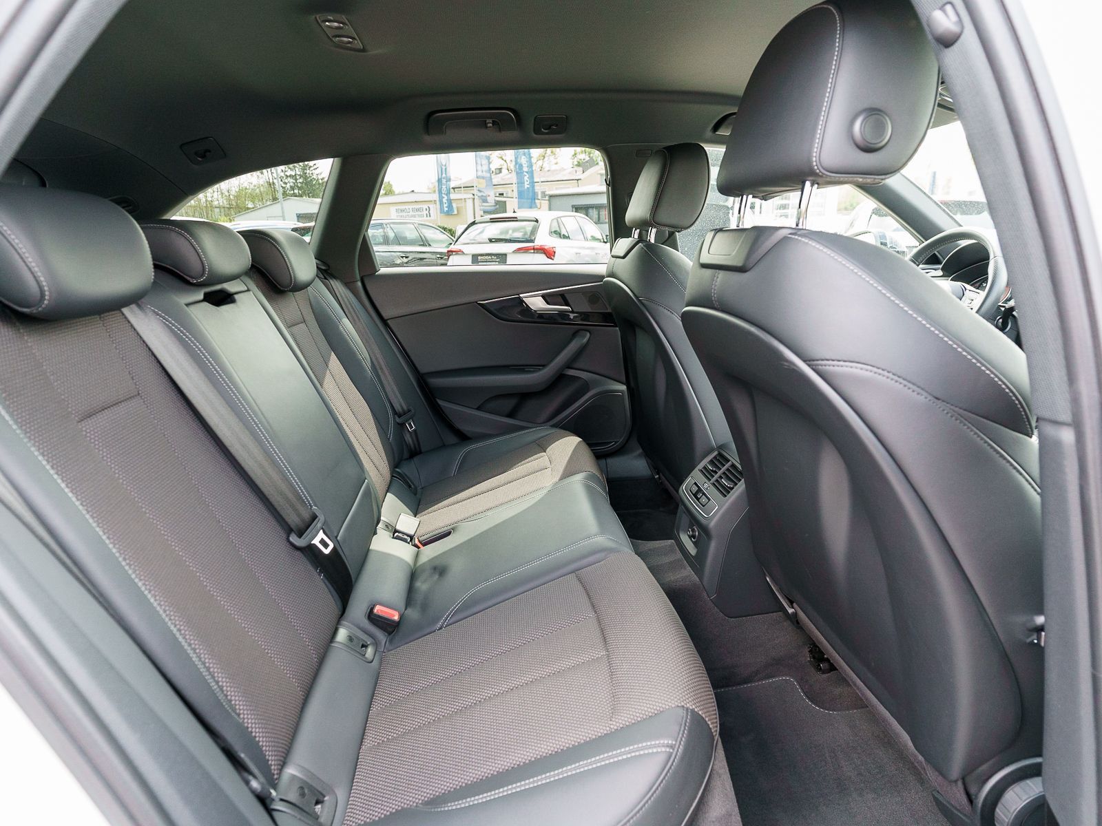 Fahrzeugabbildung Audi A4 Avant S line 2.0TDI quattro Stronic LED Navi