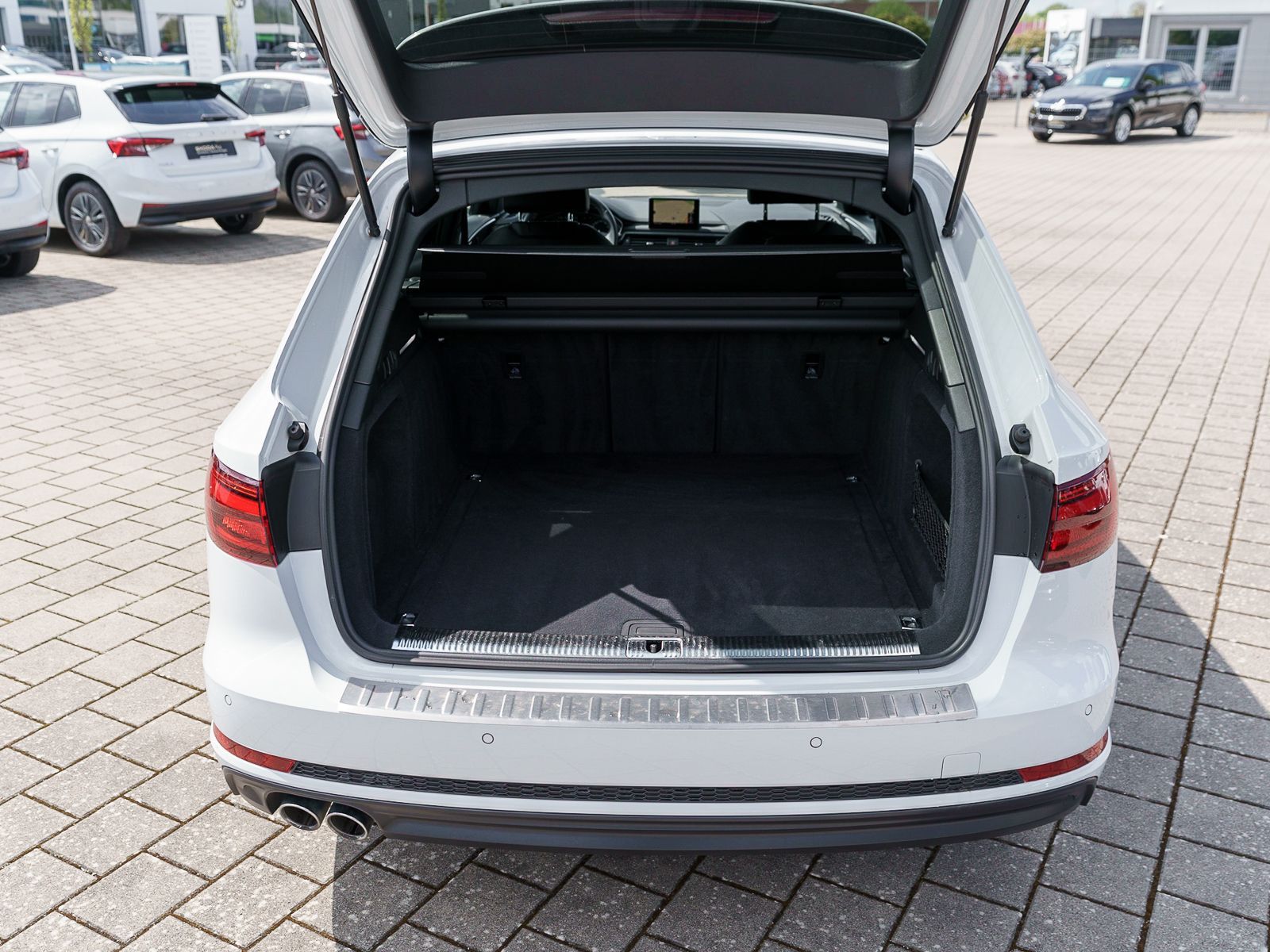 Fahrzeugabbildung Audi A4 Avant S line 2.0TDI quattro Stronic LED Navi