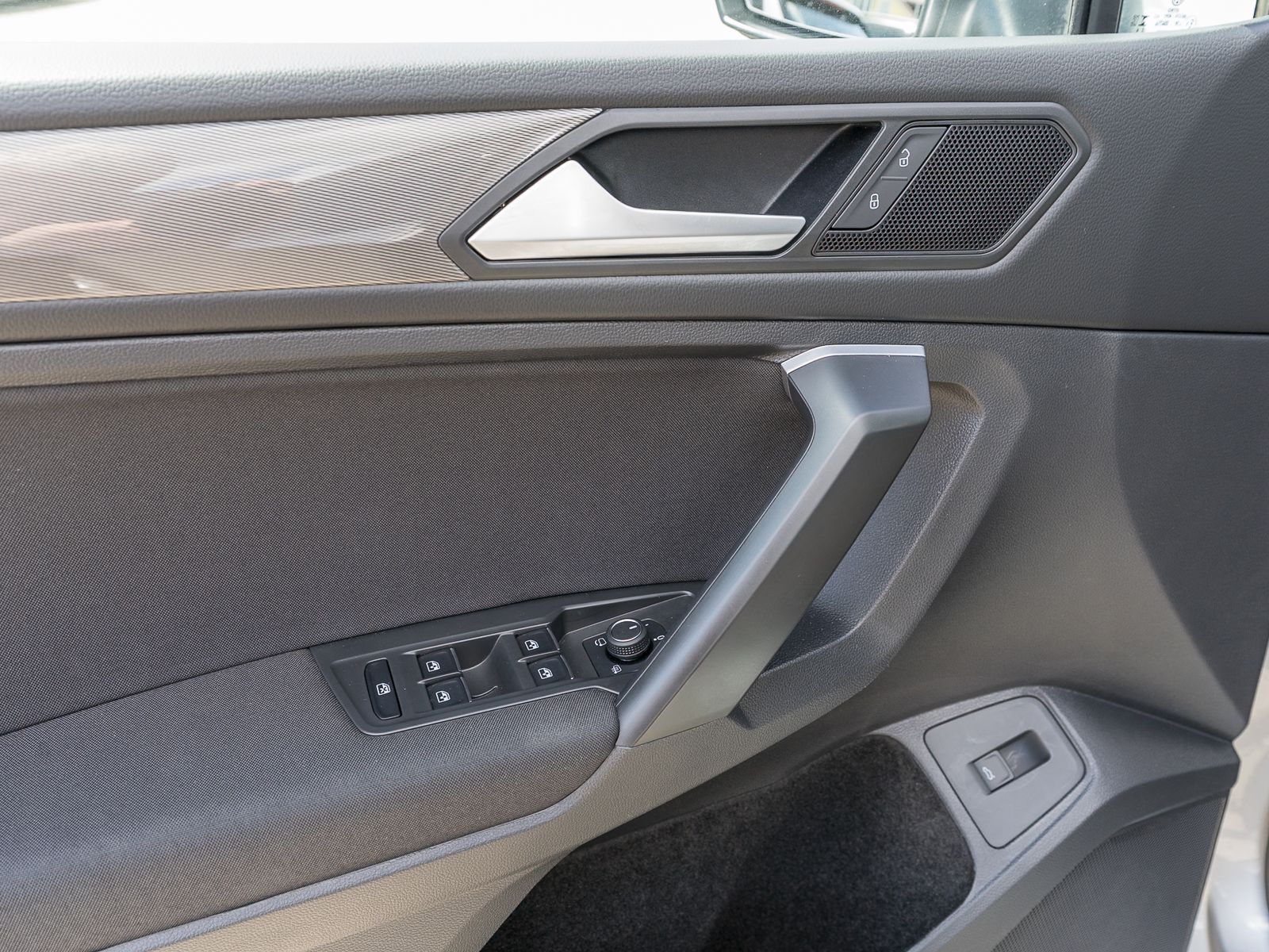 Fahrzeugabbildung Volkswagen Tiguan Allspace Life 1.5TSI DSG LED Navi AHK 7-S