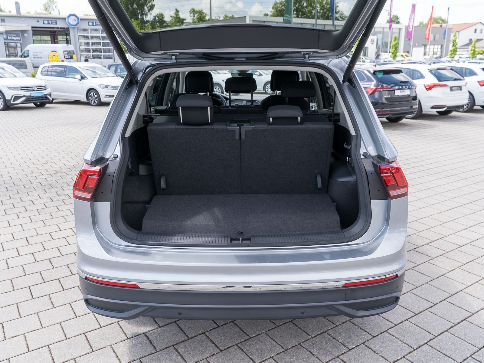 Fahrzeugabbildung Volkswagen Tiguan Allspace Life 1.5TSI DSG LED Navi AHK 7-S