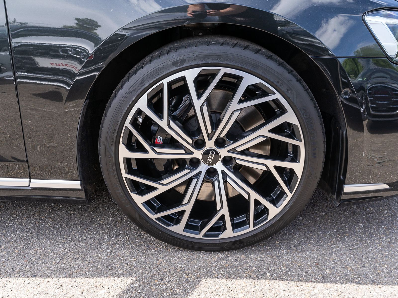Fahrzeugabbildung Audi S8 4.0 TFSI quattr Navi Matrix StandHz Pano 360°