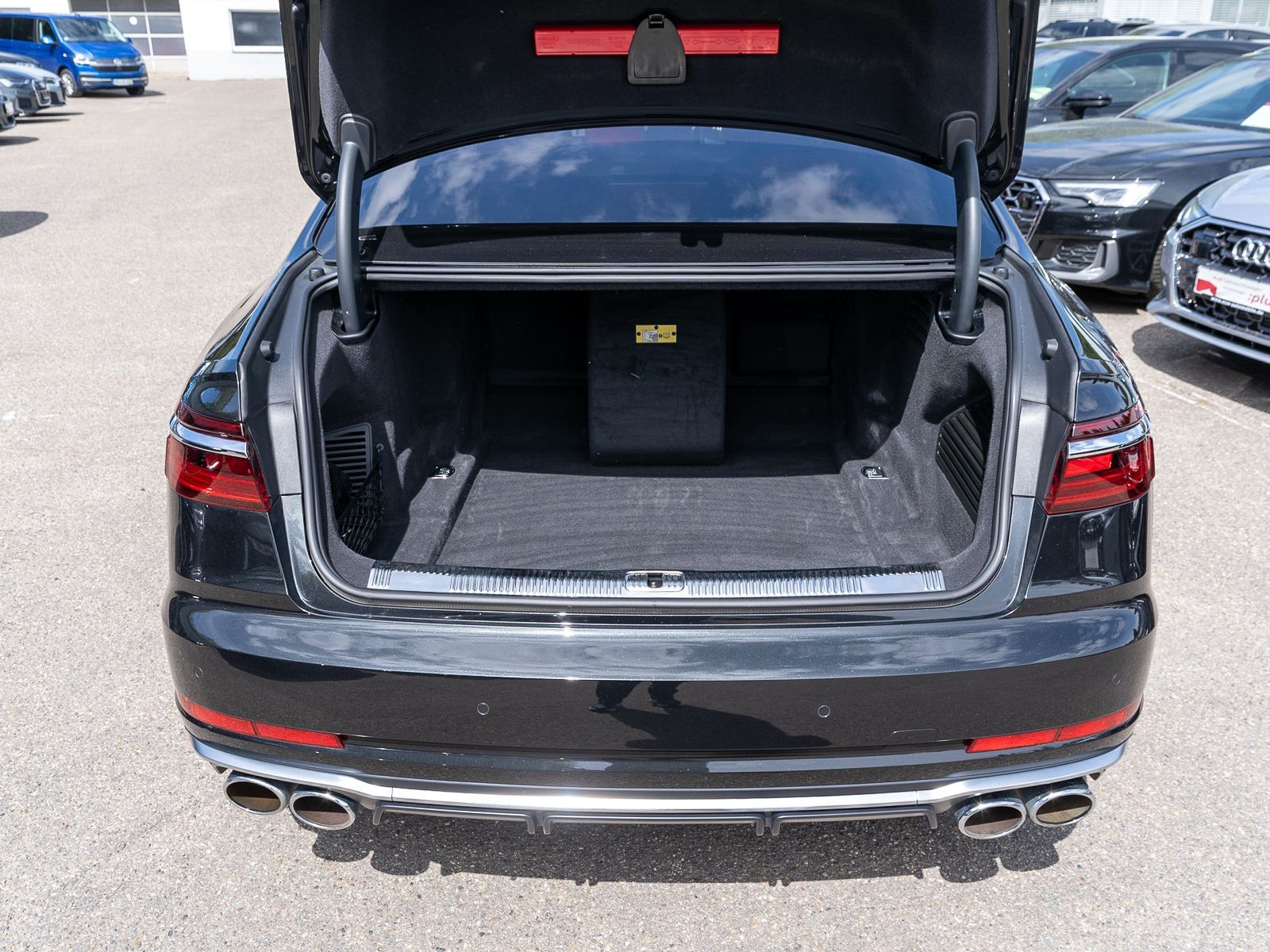 Fahrzeugabbildung Audi S8 4.0 TFSI quattr Navi Matrix StandHz Pano 360°