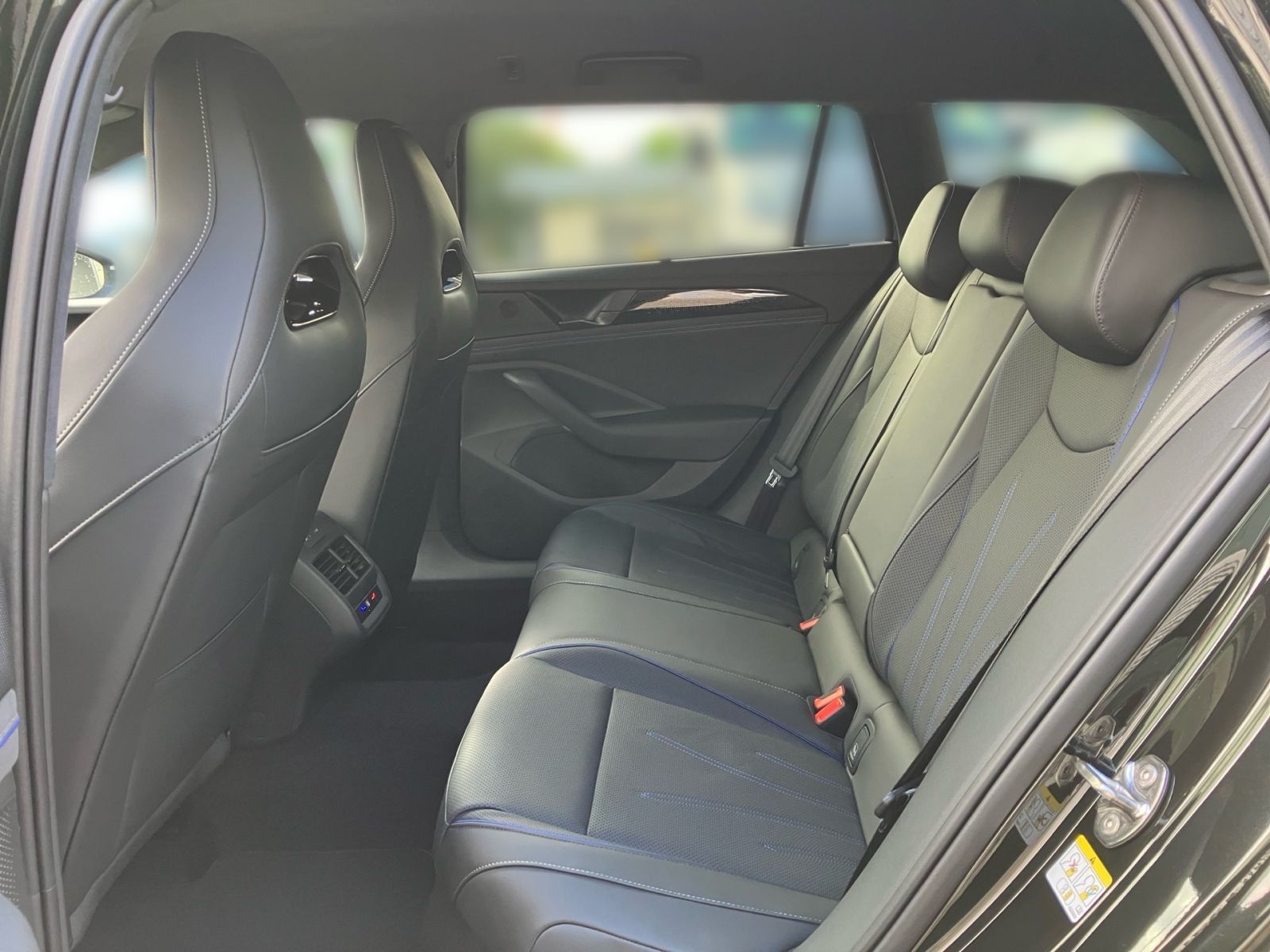 Fahrzeugabbildung Volkswagen Passat R-Line 2,0 l TDI SCR 4MOTION 142 kW (193
