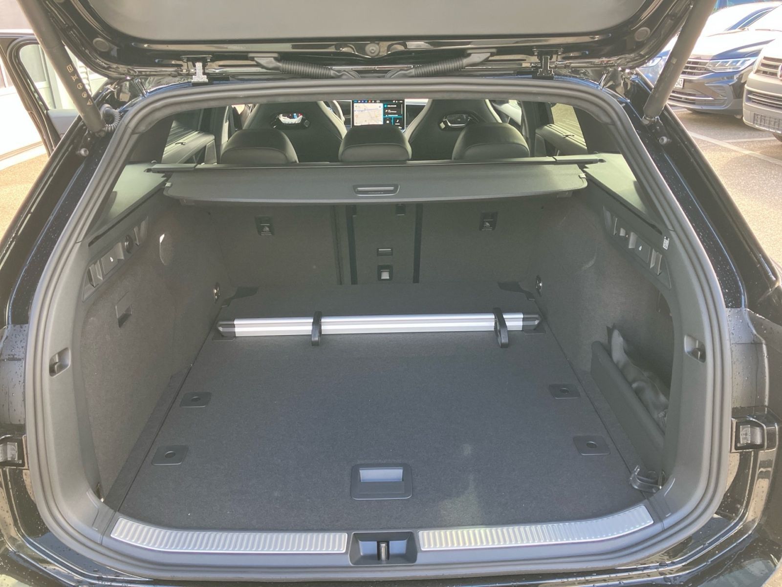 Fahrzeugabbildung Volkswagen Passat R-Line 2,0 l TDI SCR 4MOTION 142 kW (193
