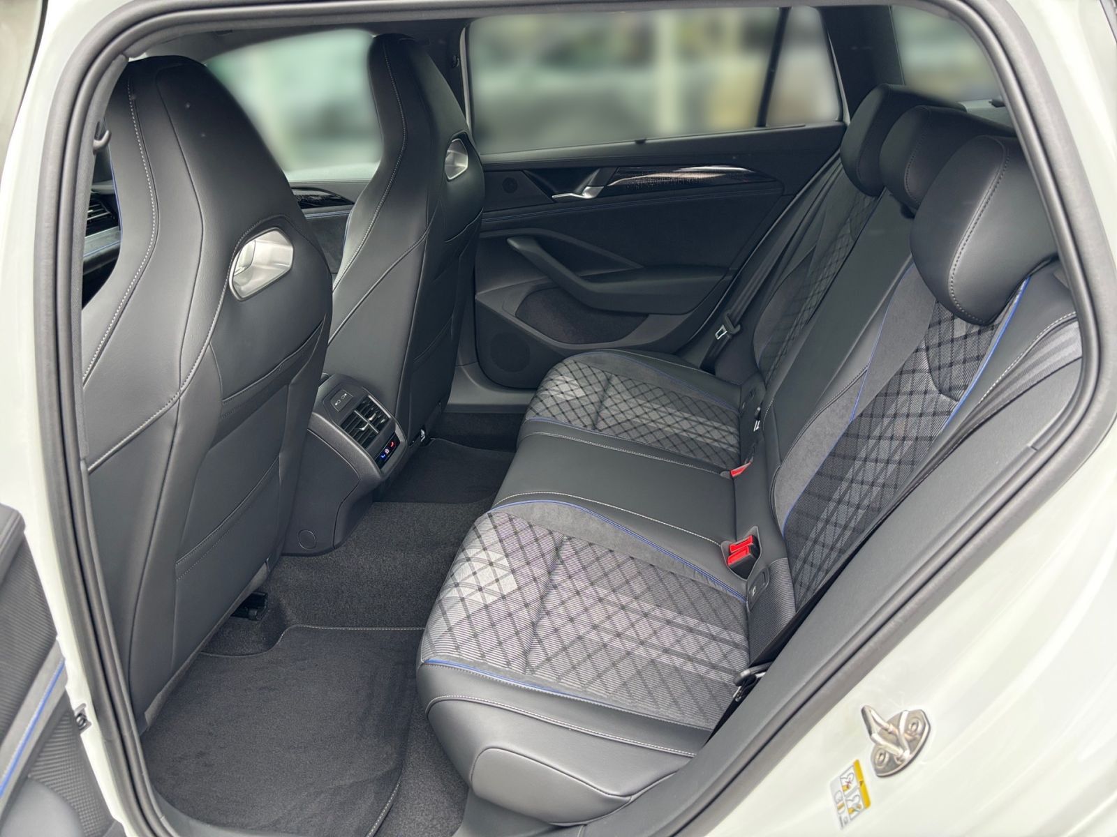 Fahrzeugabbildung Volkswagen Passat R-Line 2,0 l TDI 150 PS DSG