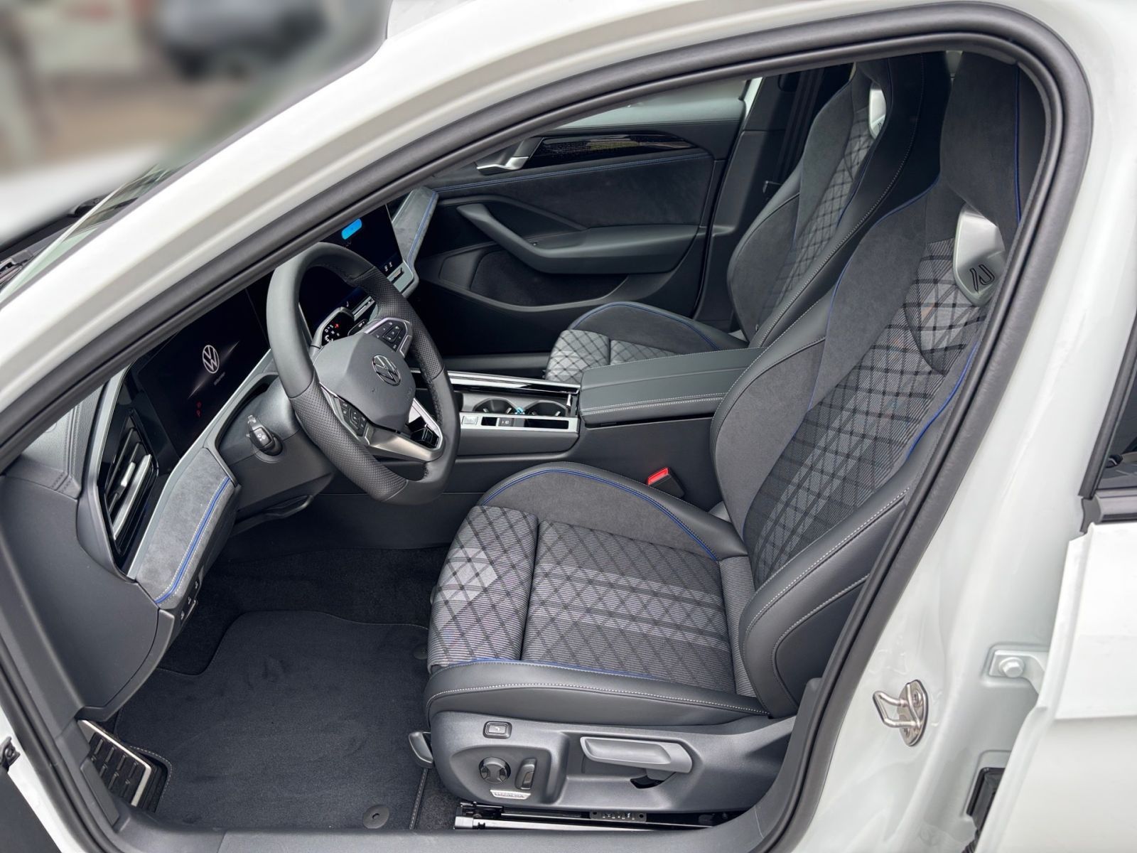 Fahrzeugabbildung Volkswagen Passat R-Line 2,0 l TDI 150 PS DSG