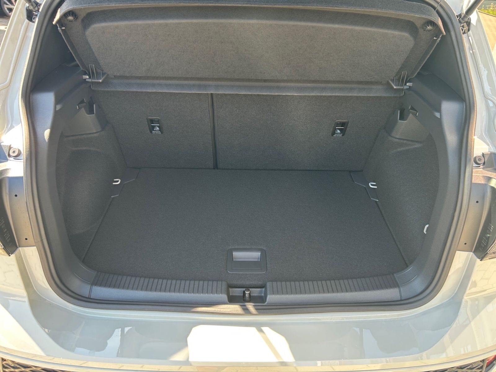 Fahrzeugabbildung Volkswagen T-Cross R-Line 1.0 l TSI 116 PS DSG NAVi AHK Kam