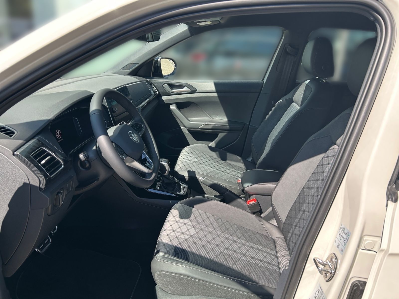 Fahrzeugabbildung Volkswagen T-Cross R-Line 1.0 l TSI 116 PS DSG NAVi AHK Kam
