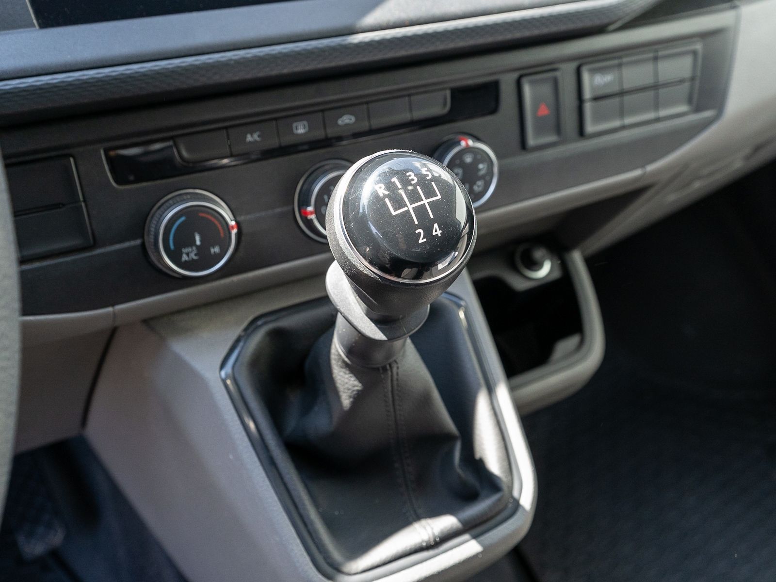 Fahrzeugabbildung Volkswagen T6.1 Transporter Kasten 2.0TDI Nav PDC AHK Klima