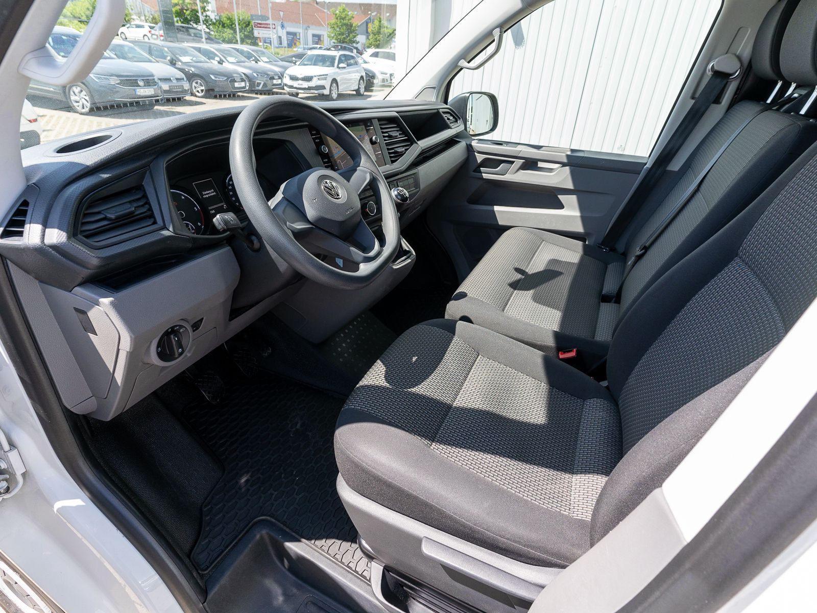 Fahrzeugabbildung Volkswagen T6.1 Transporter Kasten 2.0TDI Nav PDC AHK Klima