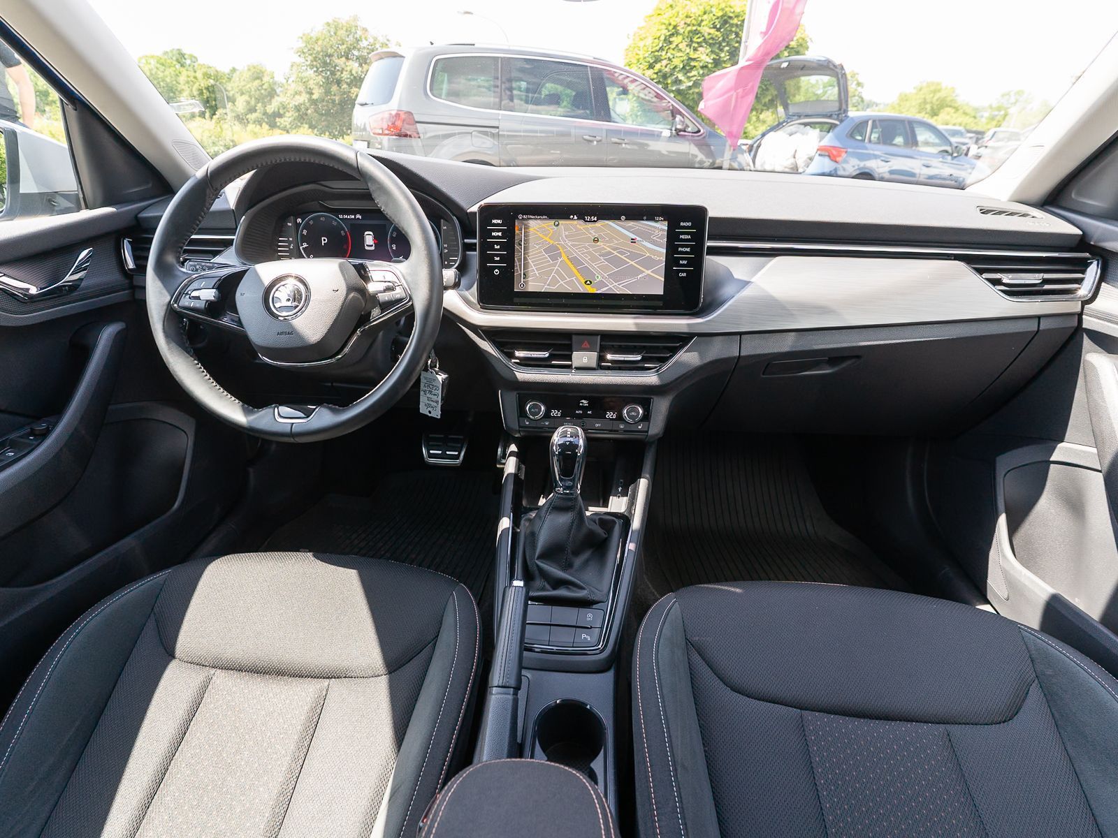 Fahrzeugabbildung SKODA Kamiq Scoutline 1,5 TSI DSG LED NAVI RFK PDC SHZ