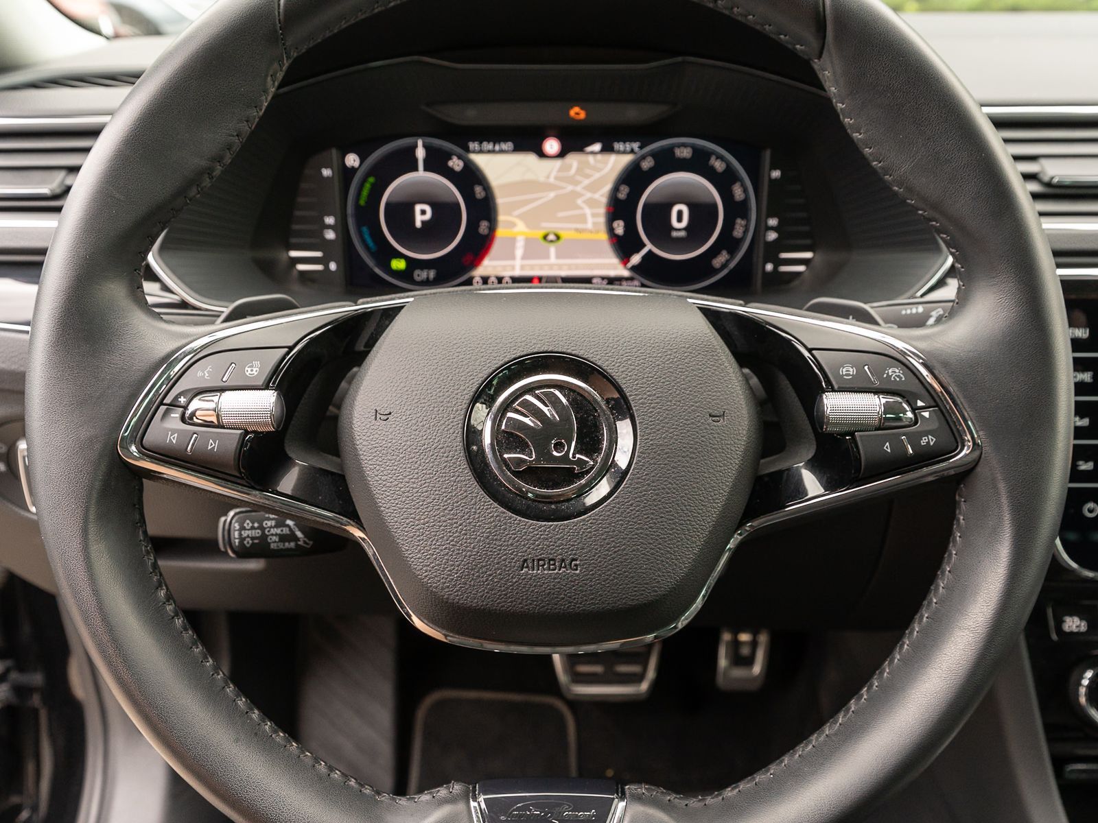 Fahrzeugabbildung SKODA Superb iV Combi L&K 1.4 Hybrid LED NAVI AHK RFK