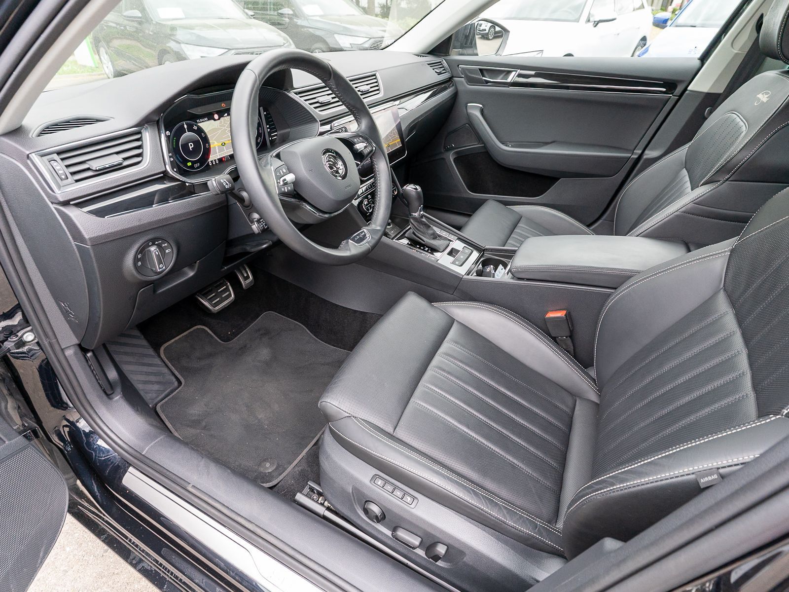 Fahrzeugabbildung SKODA Superb iV Combi L&K 1.4 Hybrid LED NAVI AHK RFK