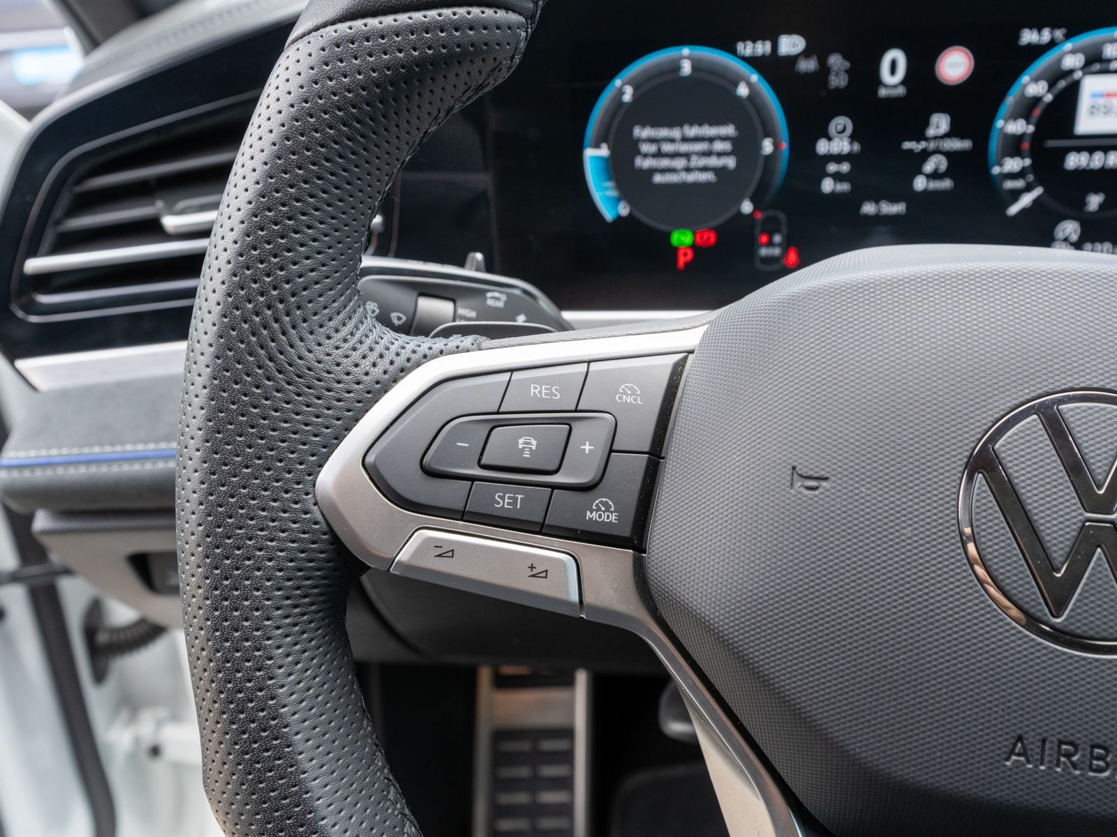 Fahrzeugabbildung Volkswagen Passat Variant R-Line 2.0TDI 4M DSG PANO HUD AHK
