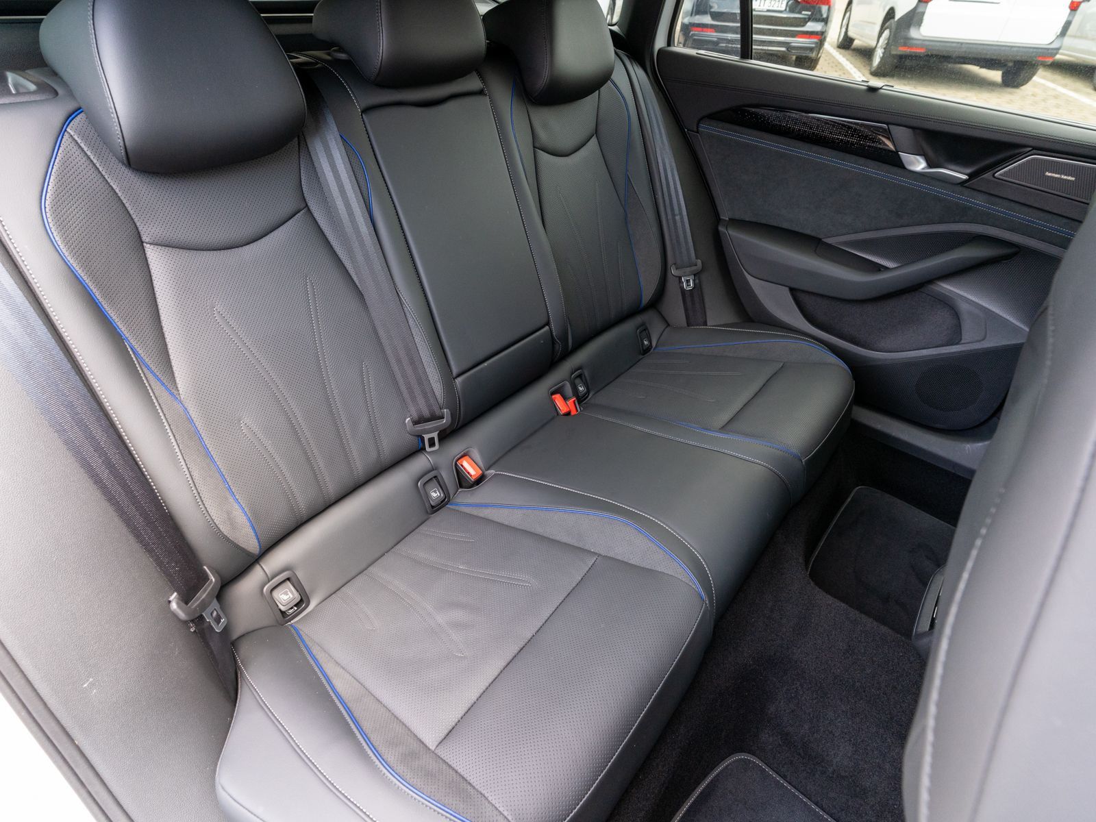 Fahrzeugabbildung Volkswagen Passat Variant R-Line 2.0TDI 4M DSG PANO HUD AHK