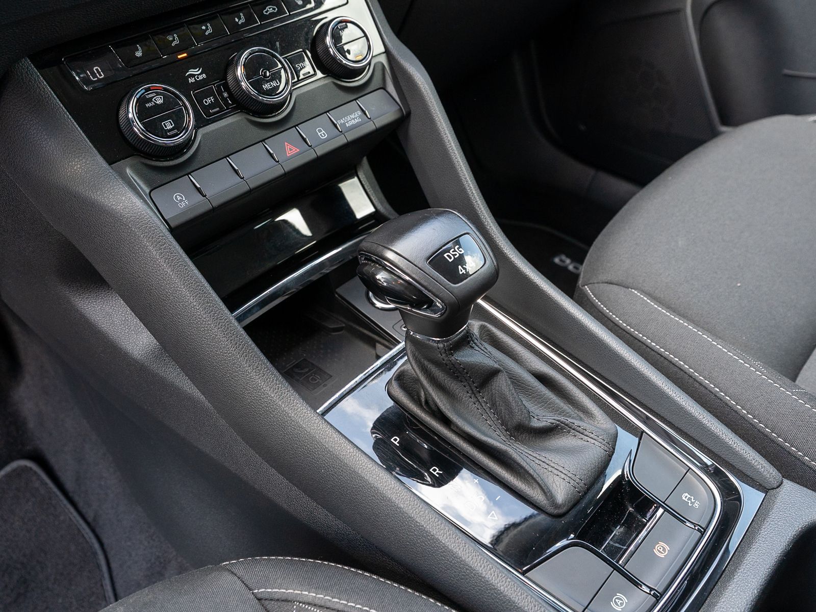 Fahrzeugabbildung SKODA Karoq Ambition 4x4 2,0 TDI DSG LED NAVI ACC SHZ