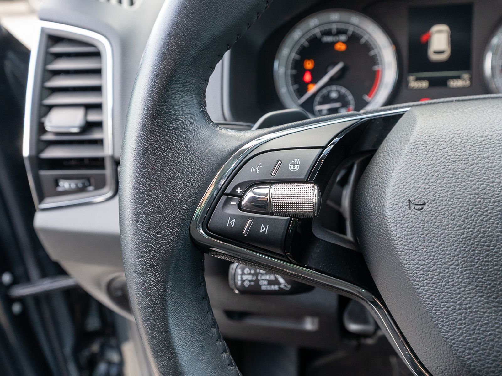 Fahrzeugabbildung SKODA Karoq Ambition 4x4 2,0 TDI DSG LED NAVI ACC SHZ
