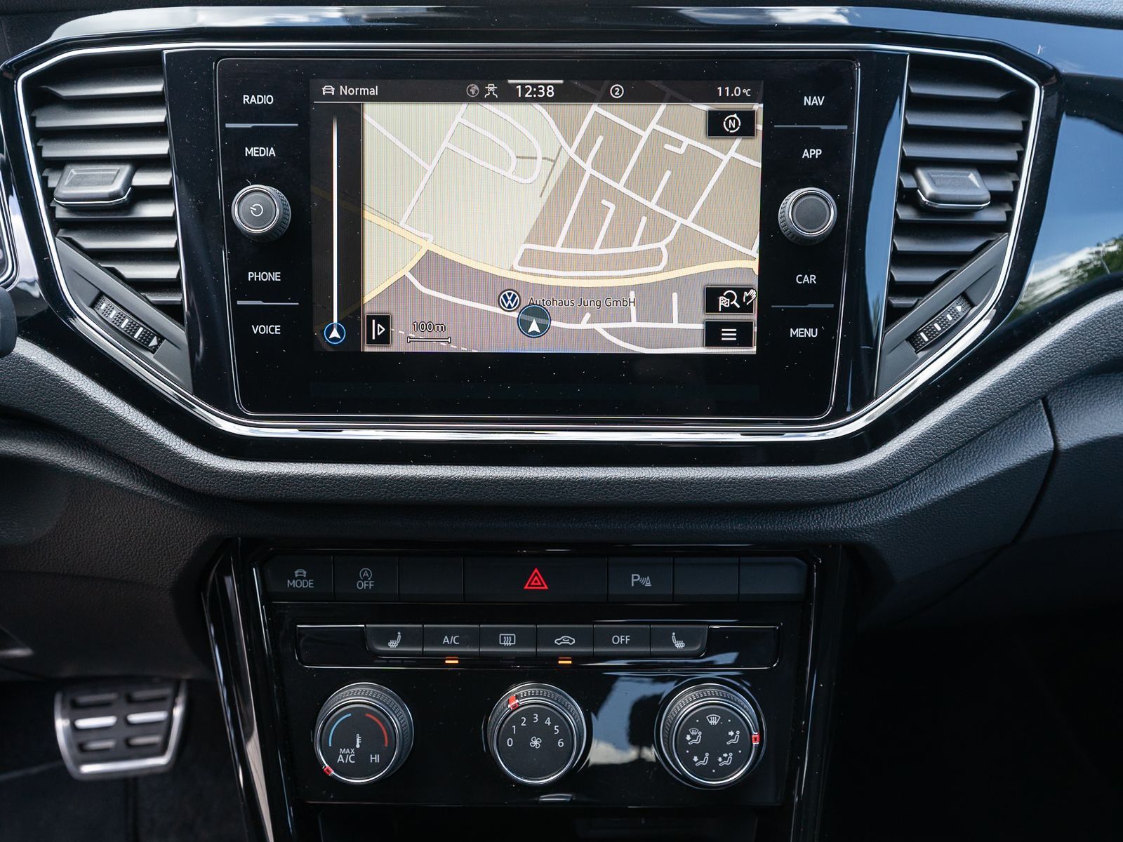 Fahrzeugabbildung Volkswagen T-ROC Sport 1,5 TSI DSG LED NAVI ACC PDC SHZ AHK