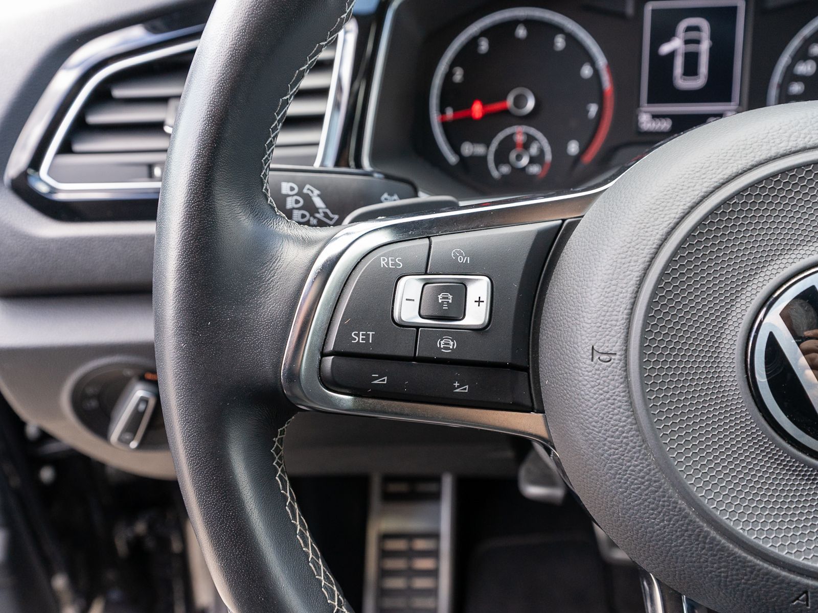 Fahrzeugabbildung Volkswagen T-ROC Sport 1,5 TSI DSG LED NAVI ACC PDC SHZ AHK