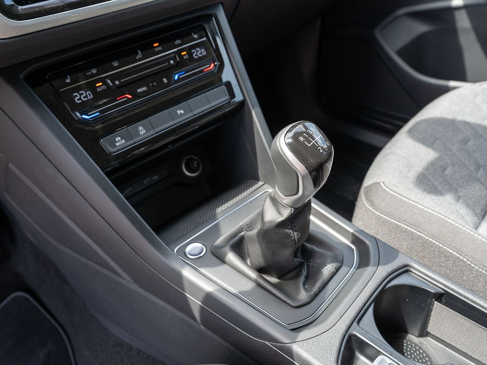 Fahrzeugabbildung Volkswagen Touran Move 1,5 TSI NAVI ACC RFK SHZ AHK 7Sitzer