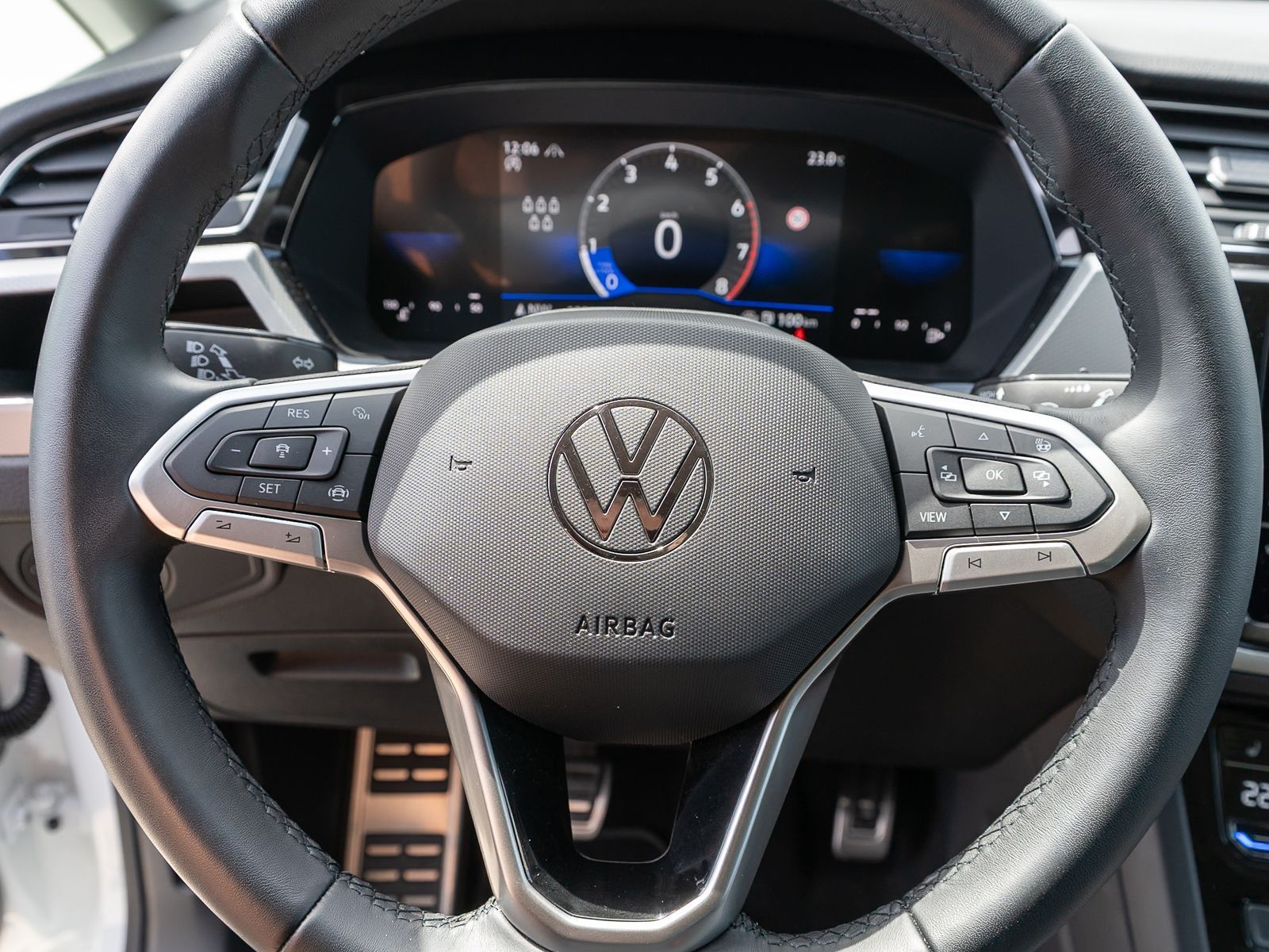Fahrzeugabbildung Volkswagen Touran Move 1,5 TSI NAVI ACC RFK SHZ AHK 7Sitzer