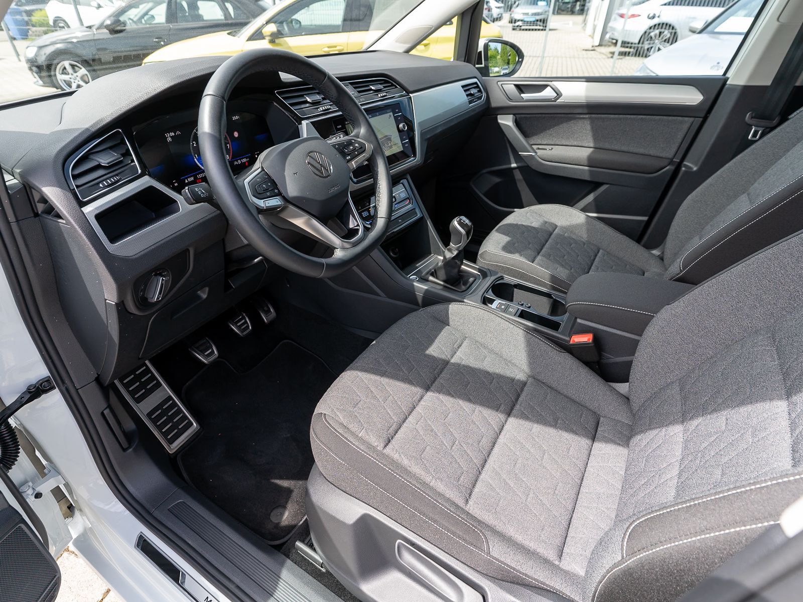 Fahrzeugabbildung Volkswagen Touran Move 1,5 TSI NAVI ACC RFK SHZ AHK 7Sitzer