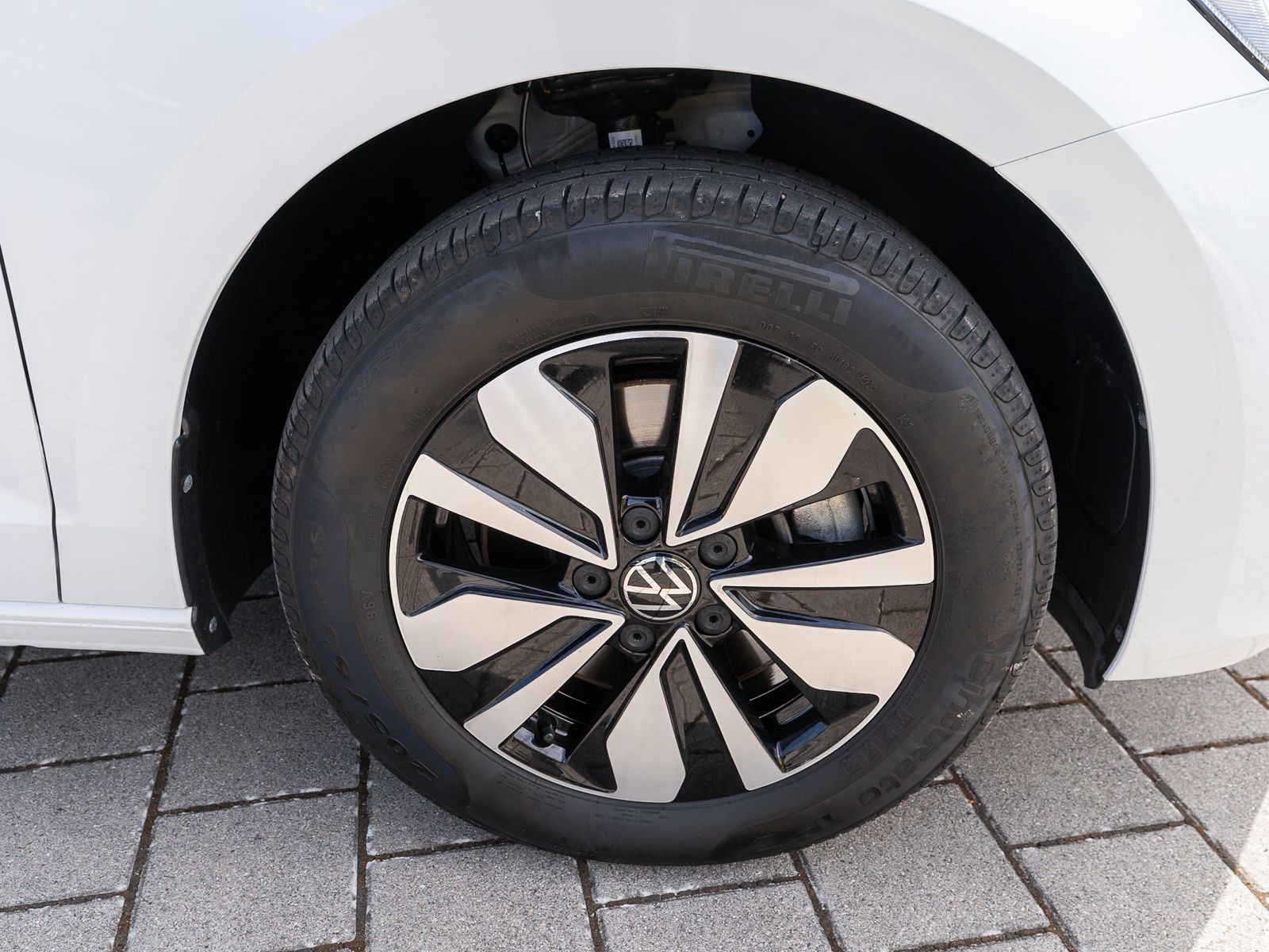 Fahrzeugabbildung Volkswagen Touran Move 1,5 TSI NAVI ACC RFK SHZ AHK 7Sitzer