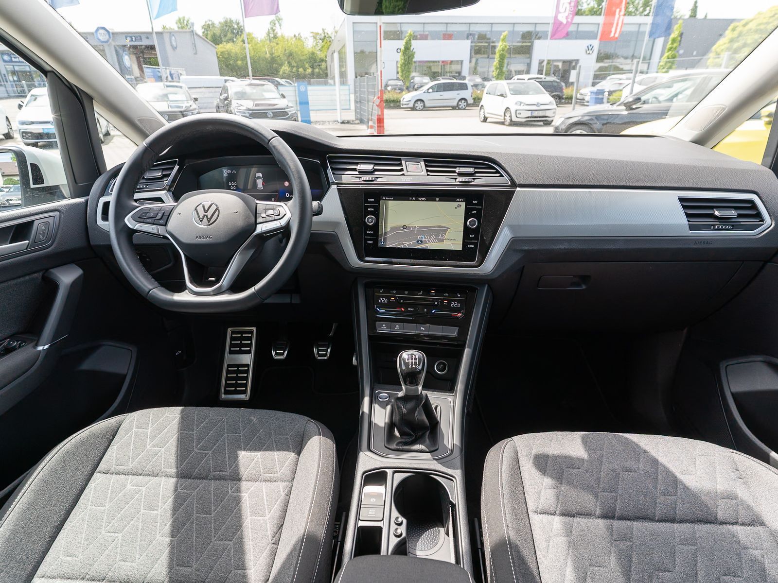 Fahrzeugabbildung Volkswagen Touran Move 1,5 TSI NAVI ACC RFK SHZ AHK 7Sitzer