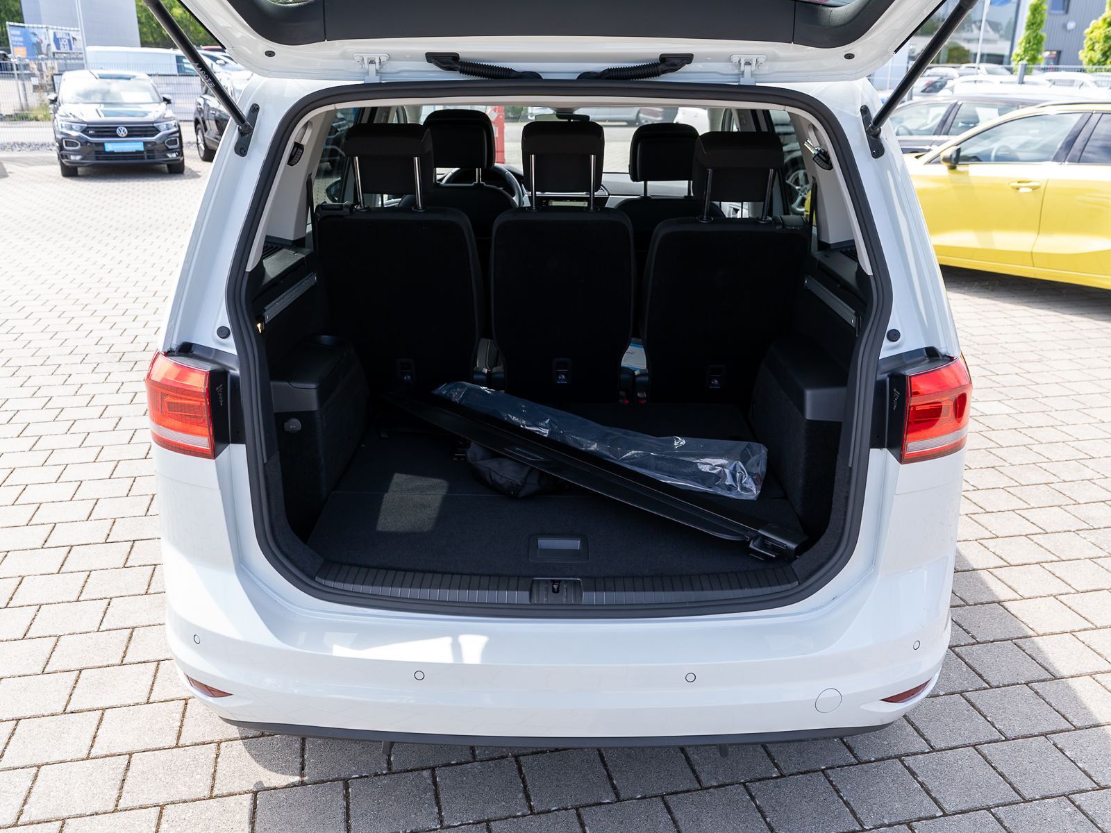 Fahrzeugabbildung Volkswagen Touran Move 1,5 TSI NAVI ACC RFK SHZ AHK 7Sitzer